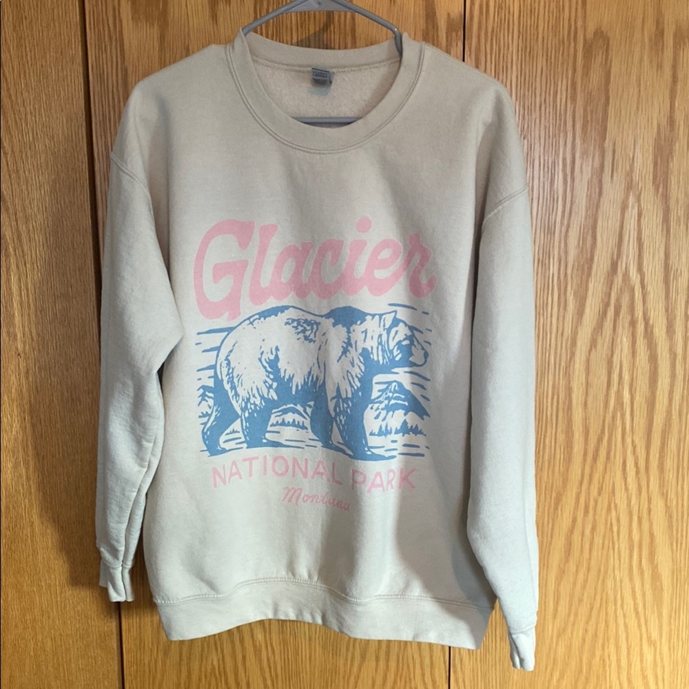 Cream Glacier National Park Sweatshirt. Gildan heavy blend. Size Large.